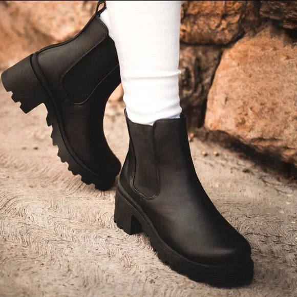 Classic Black Chelsea Combat Boots - Picture 1 of 4